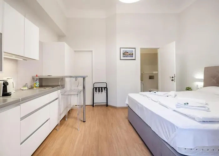 Klauzal Garden Apartments-studio K22 *